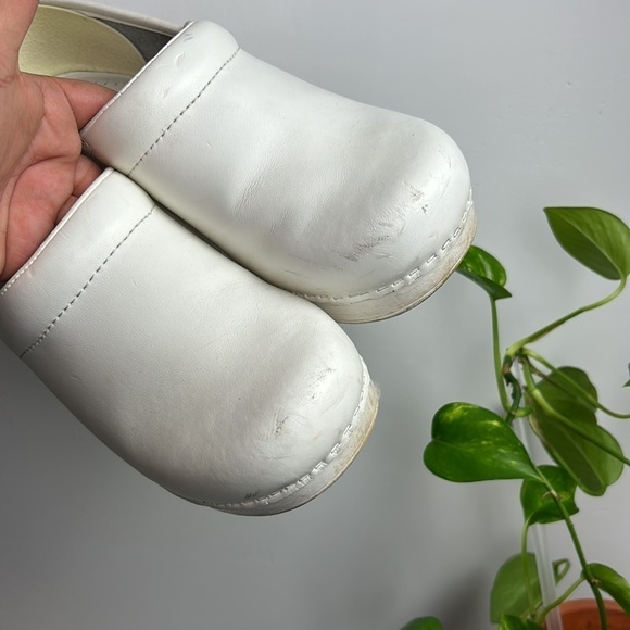 DANSKO Nursecore Minimalist Distressed WHITE Leather CLOGS Mules Sz 39 - Picture 3 of 15